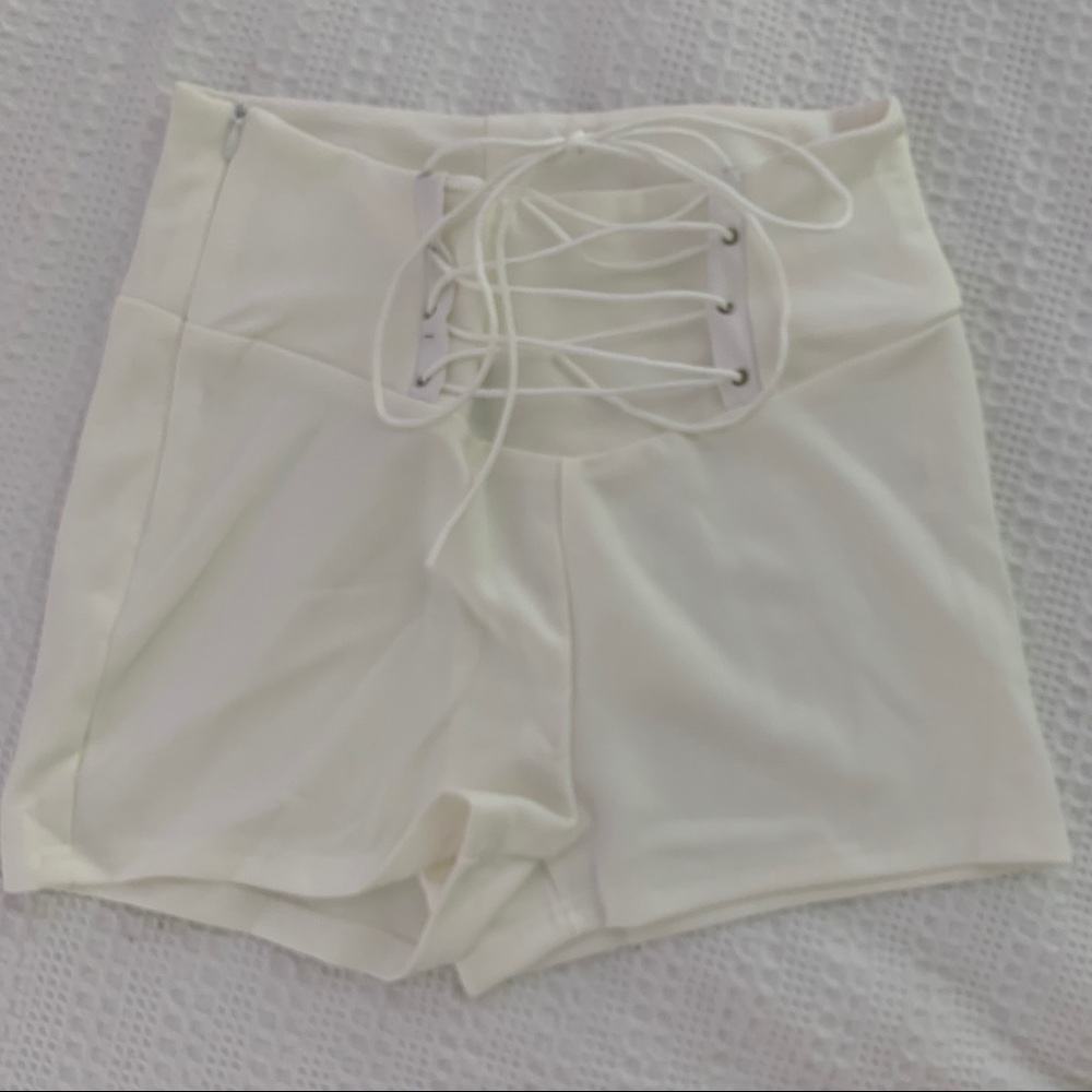 White High-Waisted Shorts SIZE: M